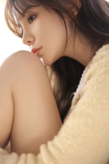 野外吮她的花蒂两男一女